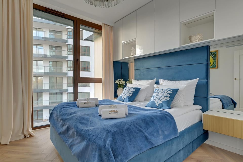 Bed, Photo of the whole room, Seating area, Bedroom, towels