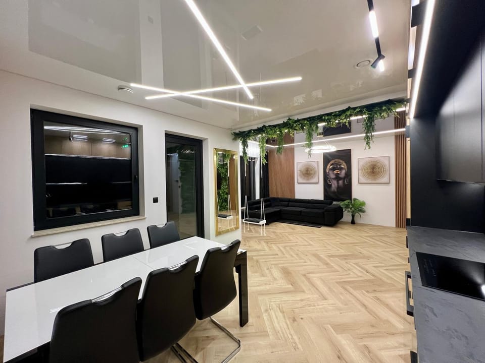 Communal lounge/ TV room, TV and multimedia, Living room, Seating area, Evening entertainment