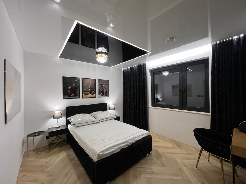 Bed, TV and multimedia, Photo of the whole room, Bedroom