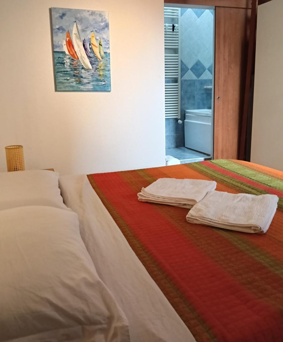 Bed, Hot Tub, Photo of the whole room, Bedroom, internet, towels, air conditioner