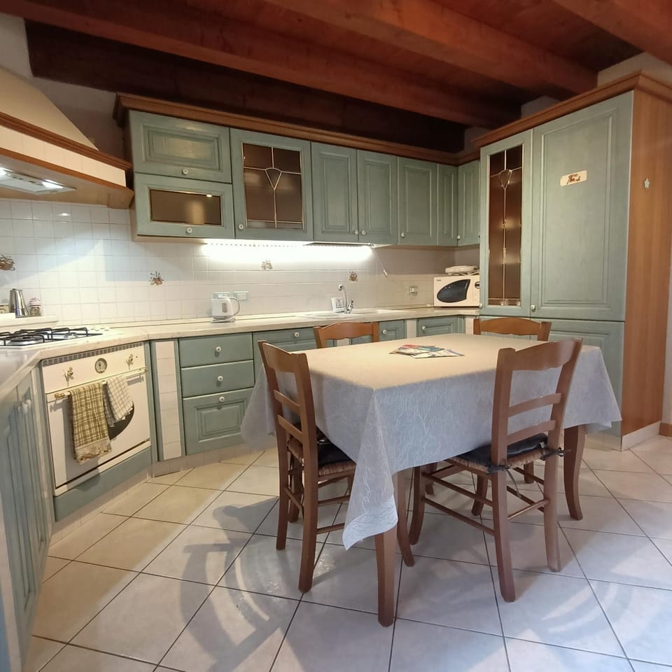 Kitchen or kitchenette, Breakfast, dishwasher, furniture, internet, microwave, oven, kitchen