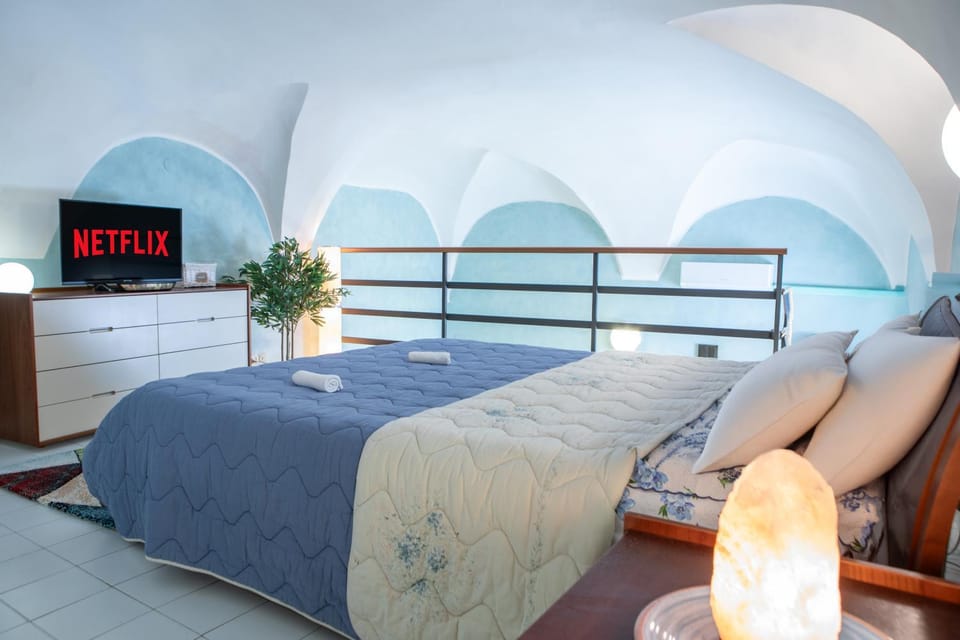 Communal lounge/ TV room, Bed, TV and multimedia, Living room, Photo of the whole room, Seating area, Evening entertainment, Bedroom