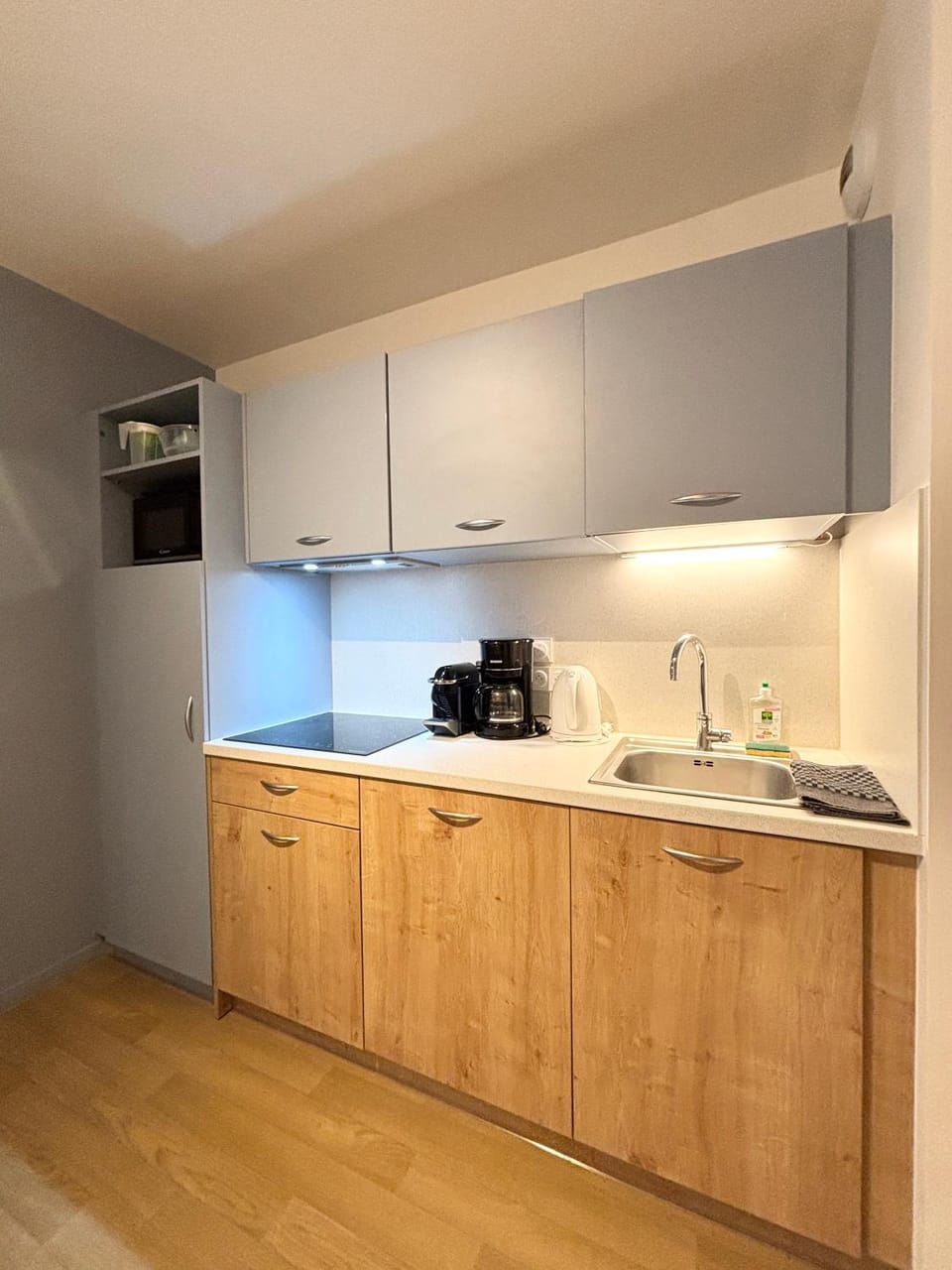 Coffee/tea facilities, Kitchen or kitchenette, stove, toaster