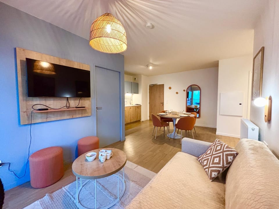 Communal lounge/ TV room, TV and multimedia, Living room, Seating area, Dining area
