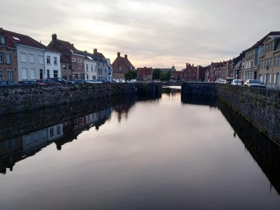 Nearby landmark, Facade/entrance, Day, Neighbourhood, Natural landscape, Summer, On site, City view, Lake view, River view, Street view, Sunrise, Sunset