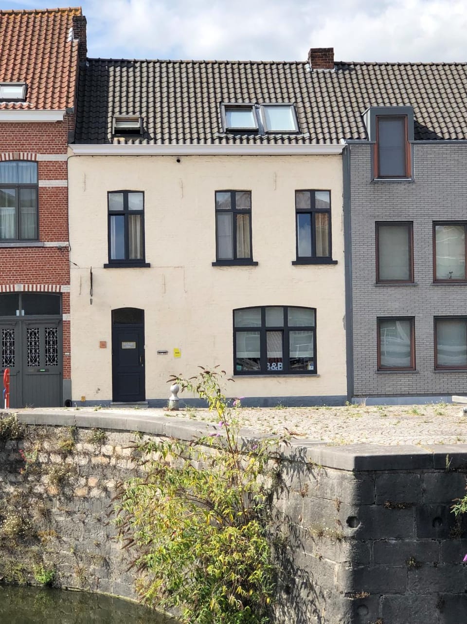 Property building, Nearby landmark, Restaurant/places to eat, Facade/entrance, Day, Neighbourhood, Summer, View (from property/room), On site, City view, River view, Area and facilities, Supermarket/grocery shop, Shopping Area