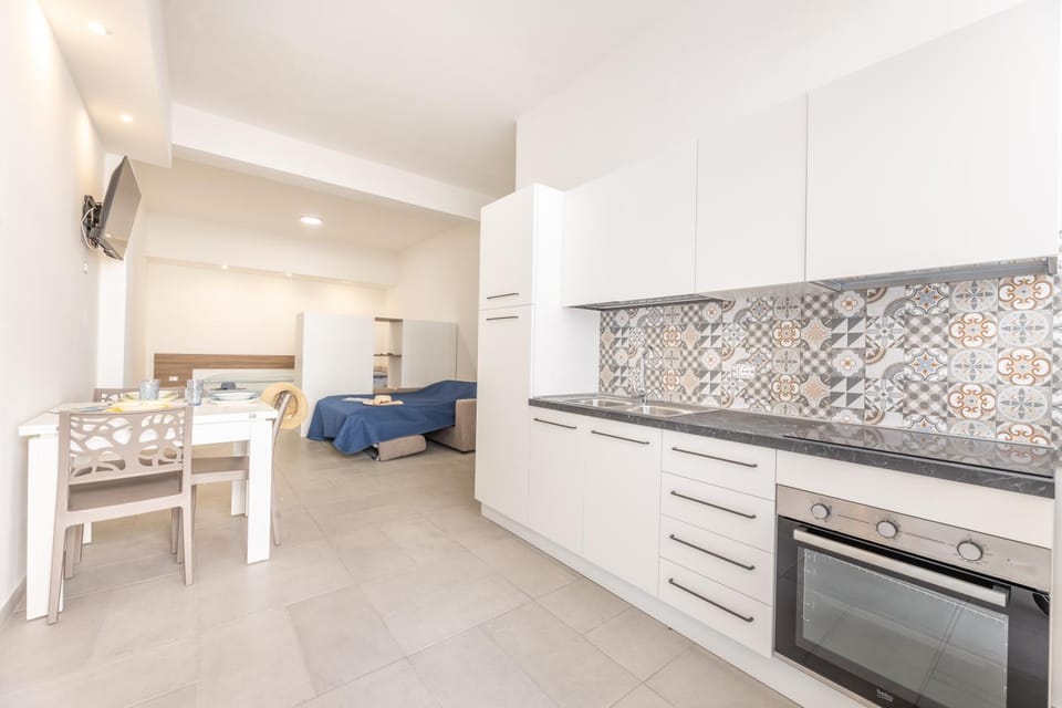 Kitchen or kitchenette, Dining area, oven