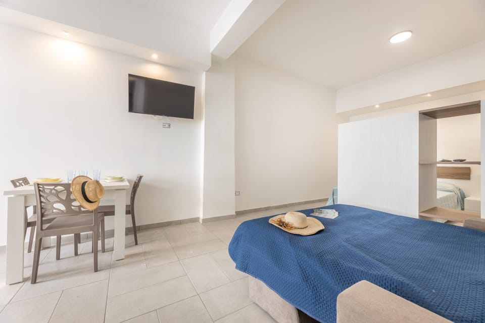 TV and multimedia, Seating area, Dining area