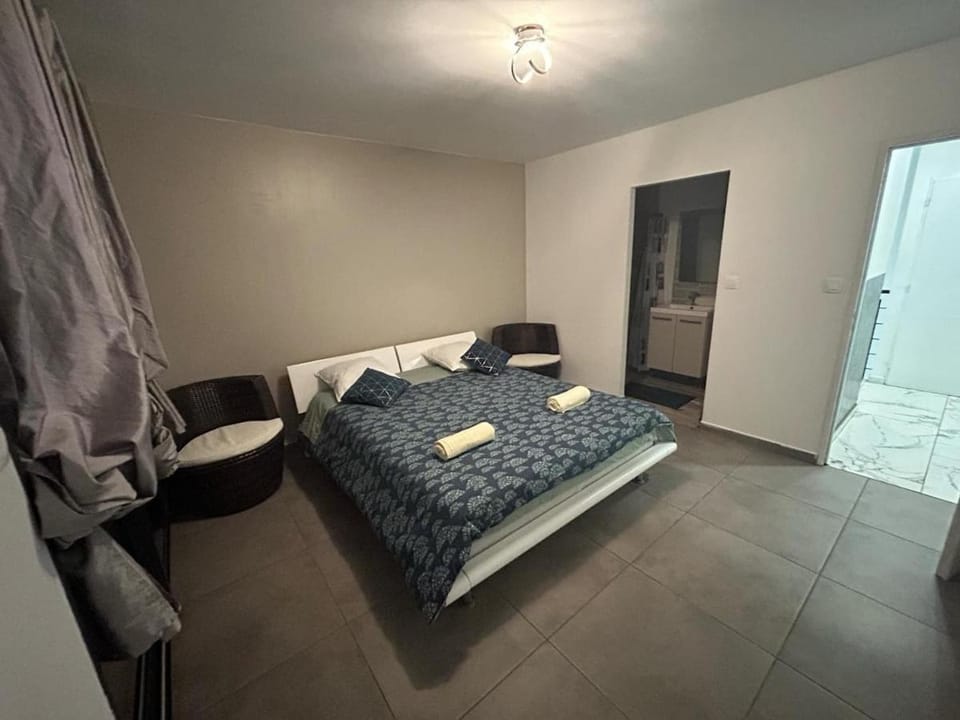 Bed, Photo of the whole room, Bedroom, towels