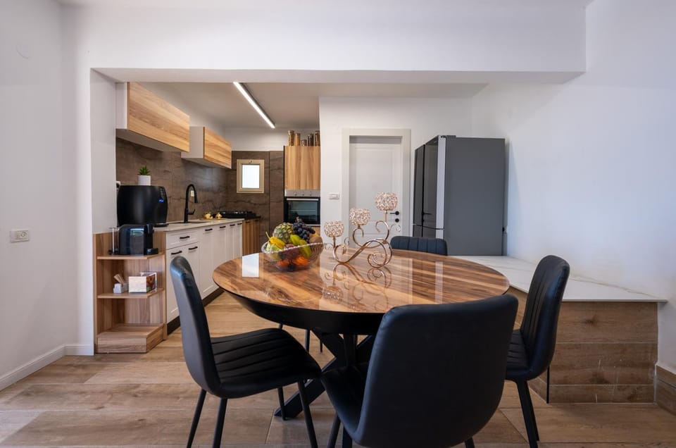 Kitchen or kitchenette, Living room, Dining area, minibar, oven
