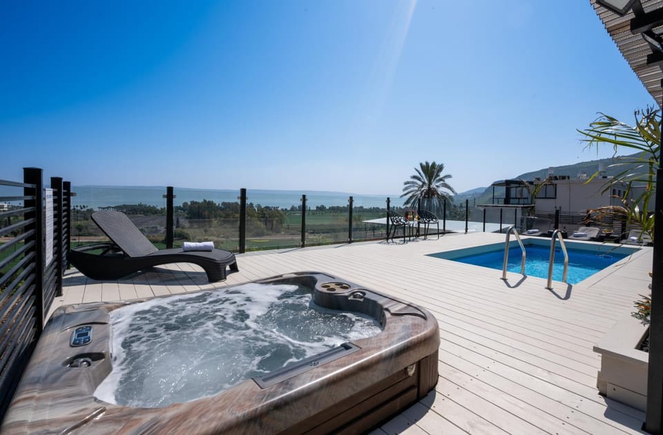 Hot Tub, Swimming pool