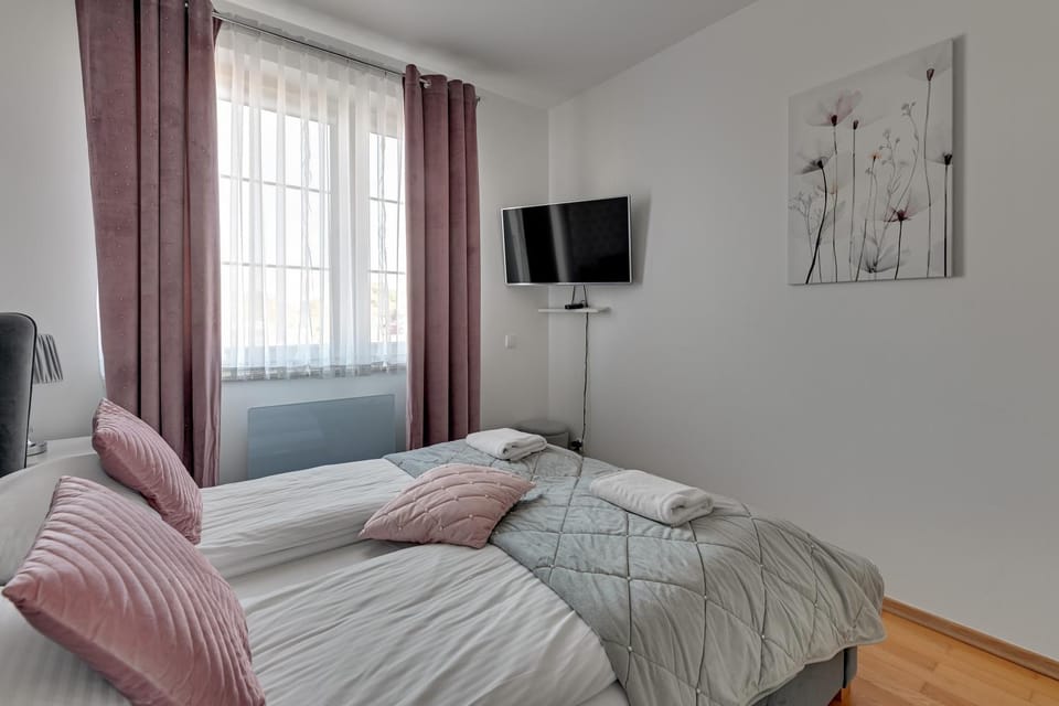 Communal lounge/ TV room, Bed, TV and multimedia, Photo of the whole room, Bedroom