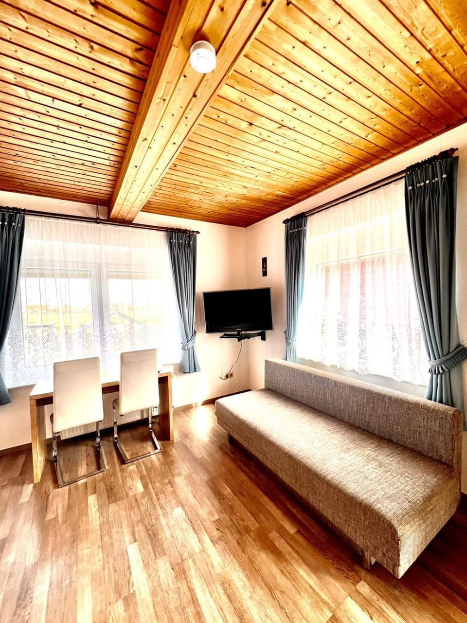 TV and multimedia, Photo of the whole room, Seating area