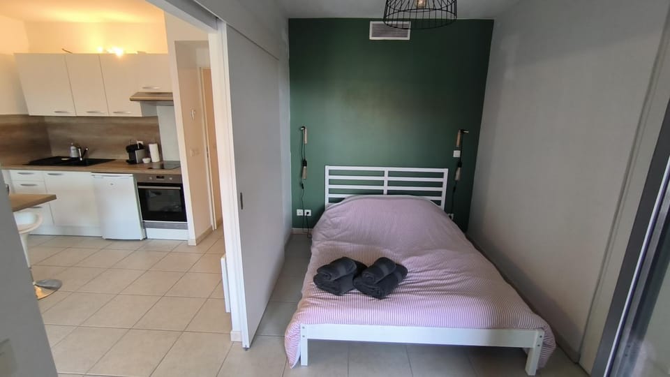 Bedroom, kitchen