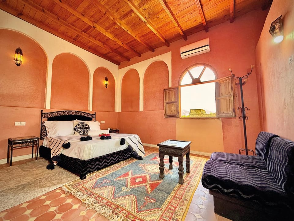Bed, TV and multimedia, Living room, Photo of the whole room, Seating area, Bedroom, air conditioner