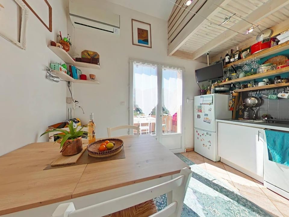Kitchen or kitchenette, Dining area, pet friendly, air conditioner