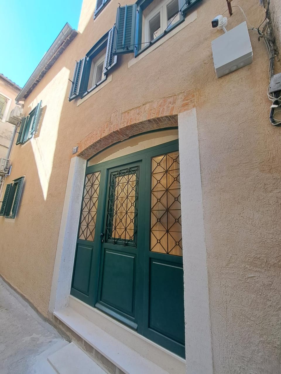 Property building, Facade/entrance, Day