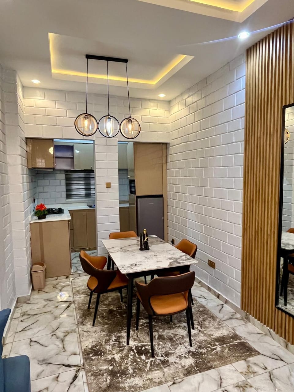 Kitchen or kitchenette, Dining area