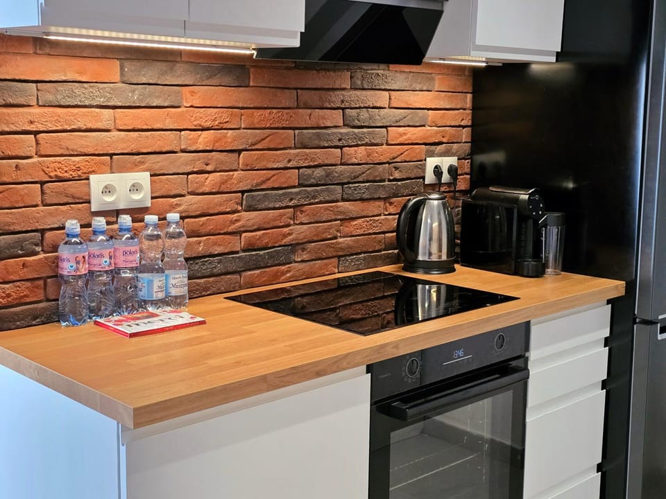 Coffee/tea facilities, Kitchen or kitchenette, stove