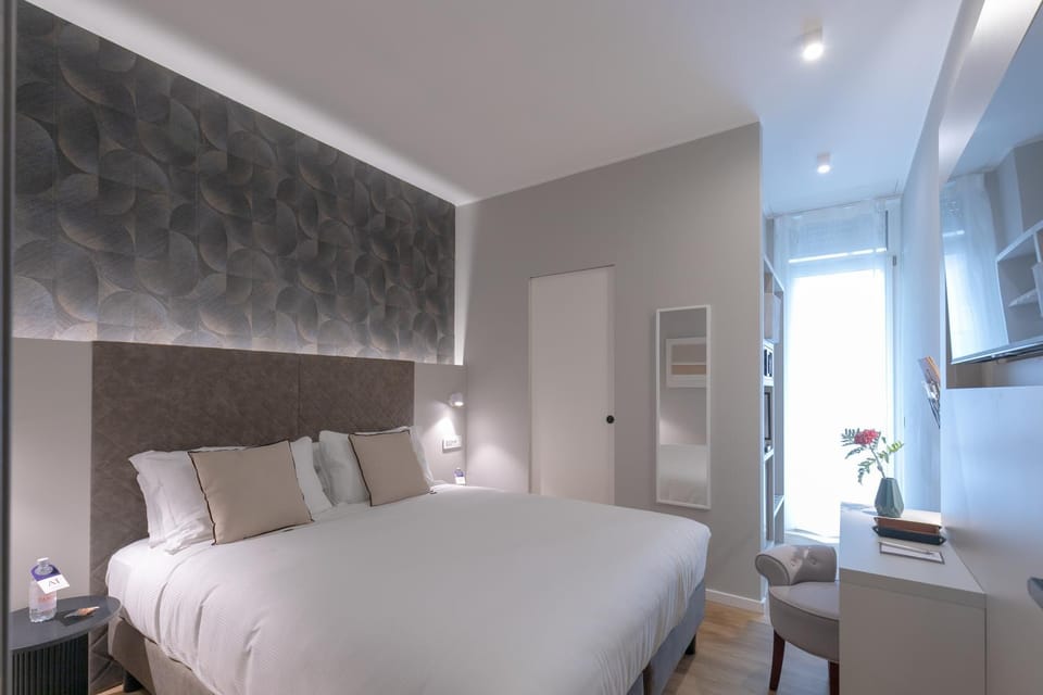 Bed, TV and multimedia, Photo of the whole room, Bedroom