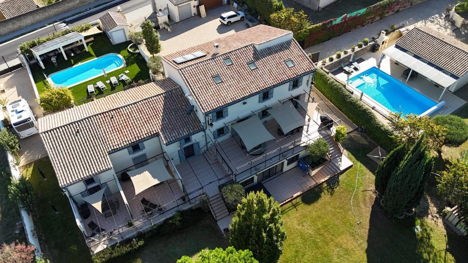 Property building, Day, Bird's eye view, Pool view, Swimming pool