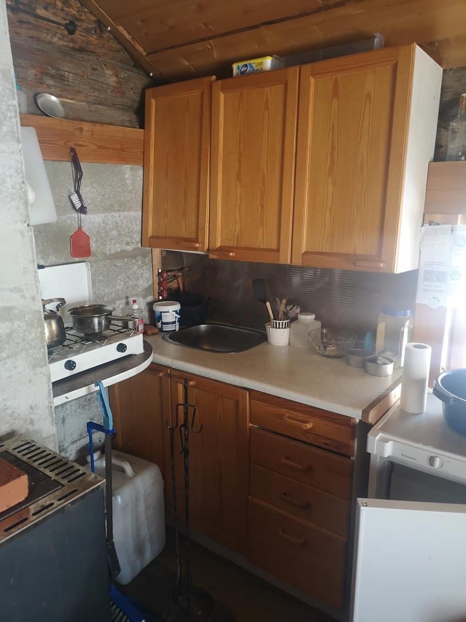 Kitchen or kitchenette, fireplace, stove