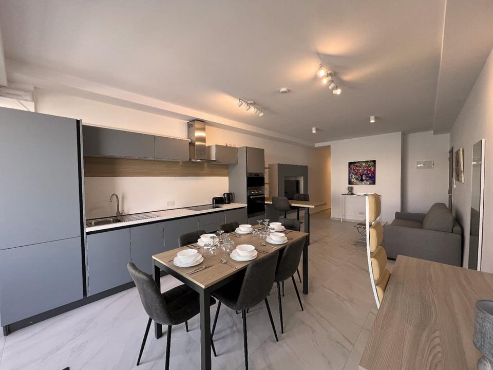 Kitchen or kitchenette, Dining area, stove