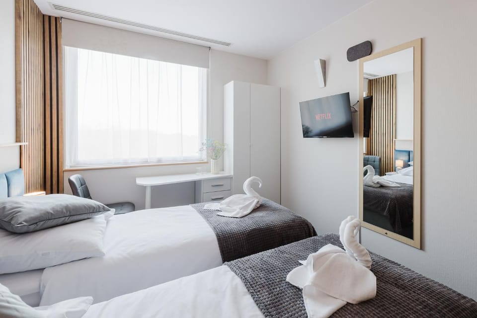 Bed, TV and multimedia, Photo of the whole room