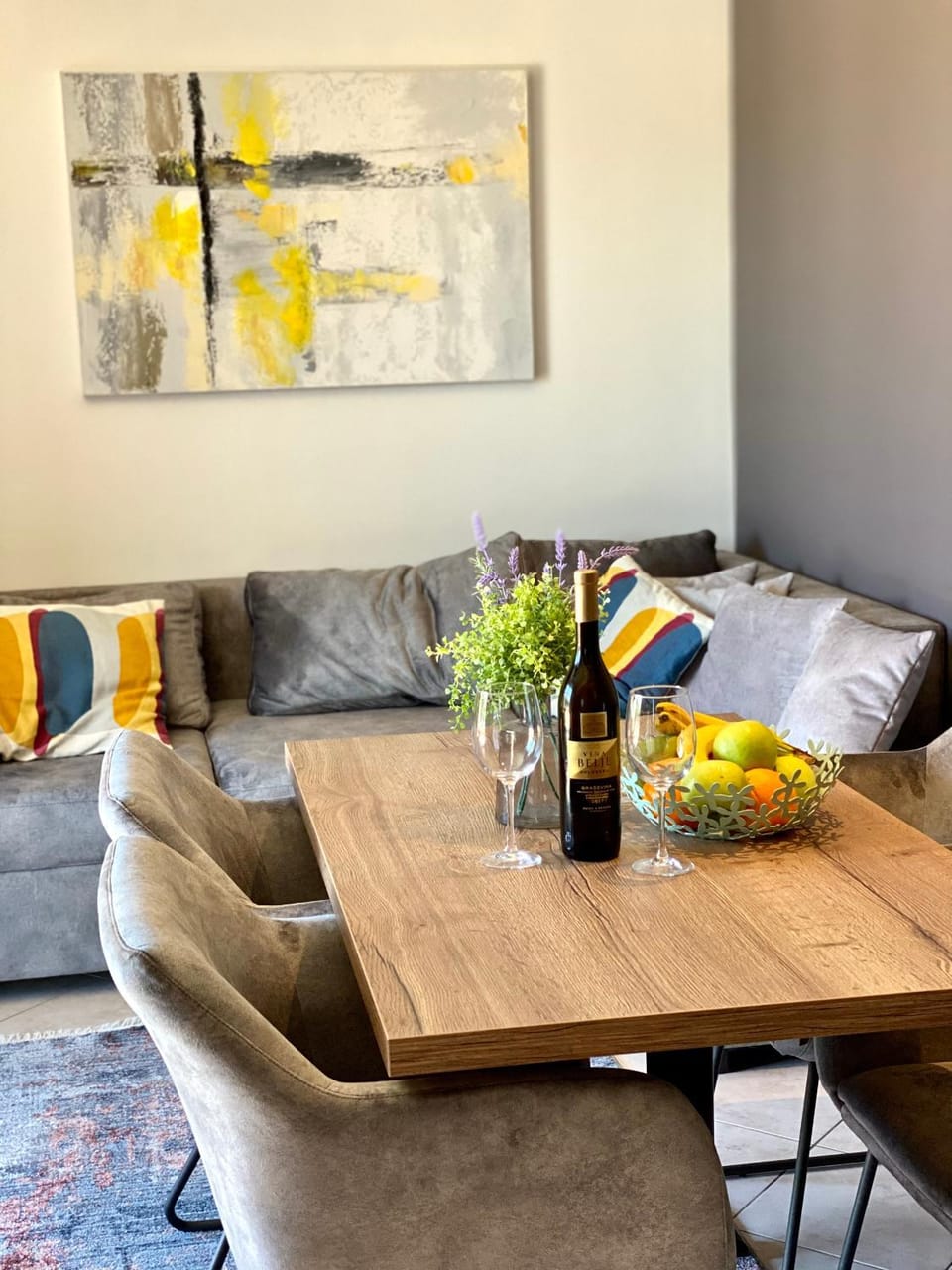 Living room, Seating area, Dining area, Drinks, Alcoholic drinks