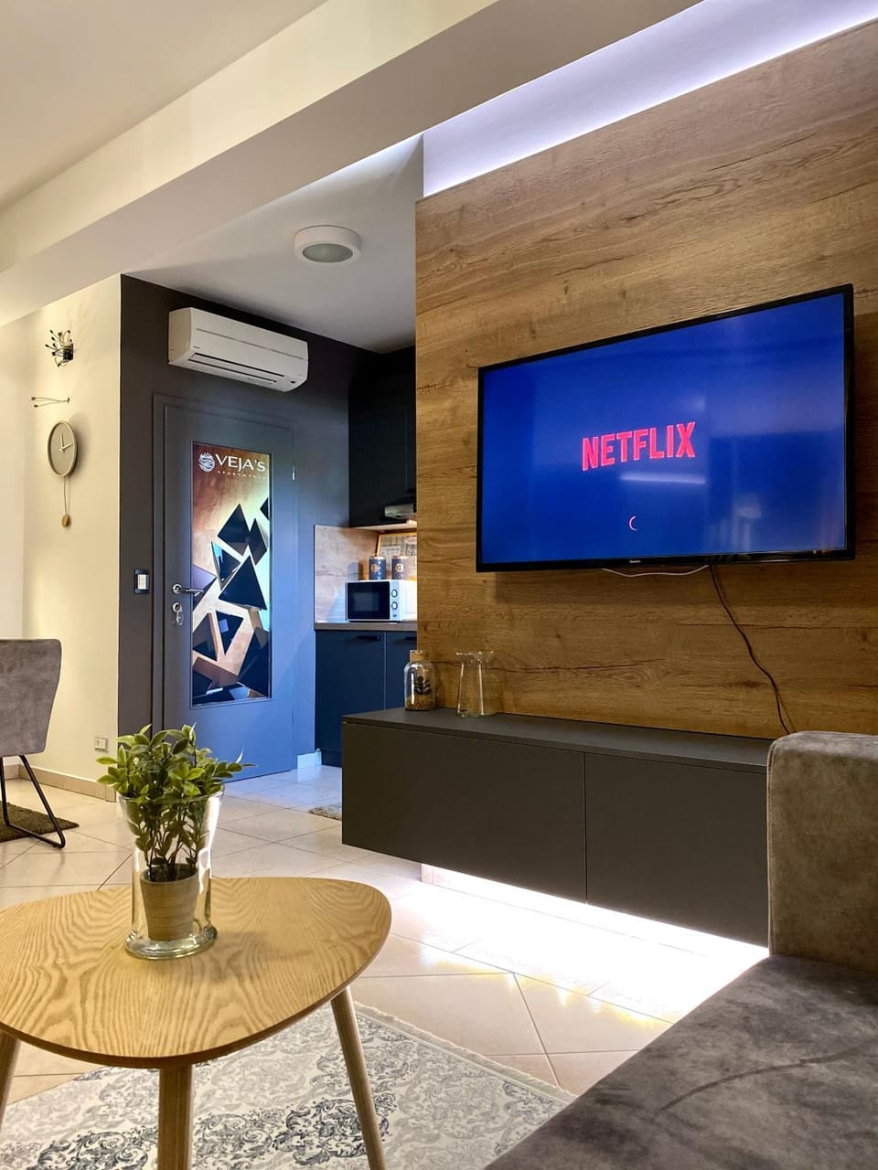 TV and multimedia, Living room, Evening entertainment