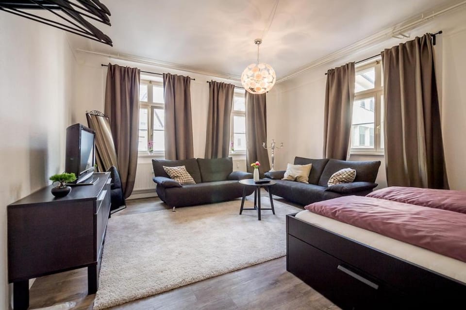 Bed, Living room, Photo of the whole room, Seating area, Bedroom