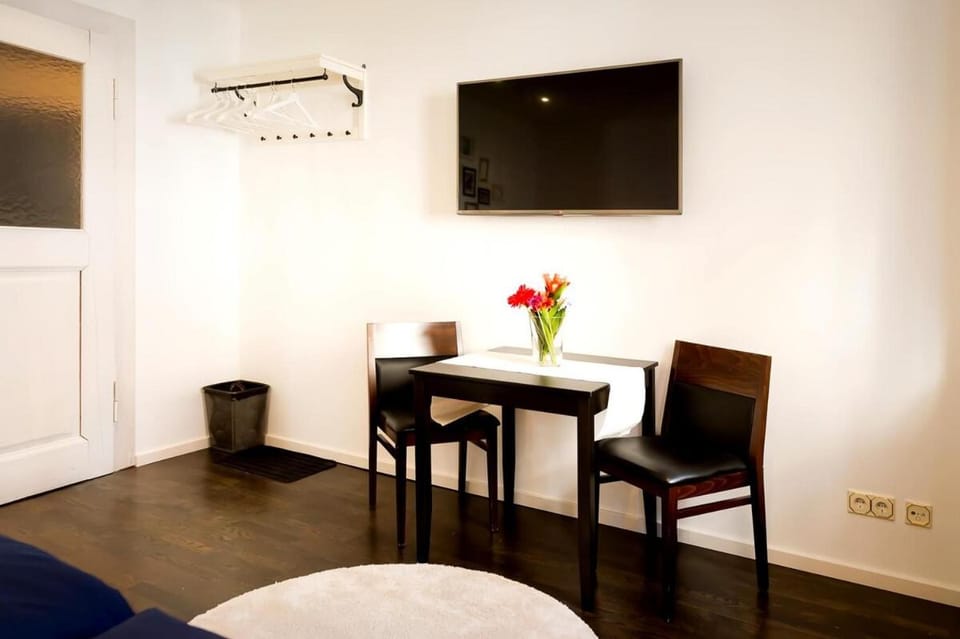 TV and multimedia, Seating area, Dining area