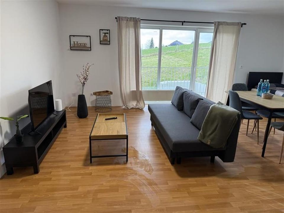 TV and multimedia, Living room, Seating area, Dining area