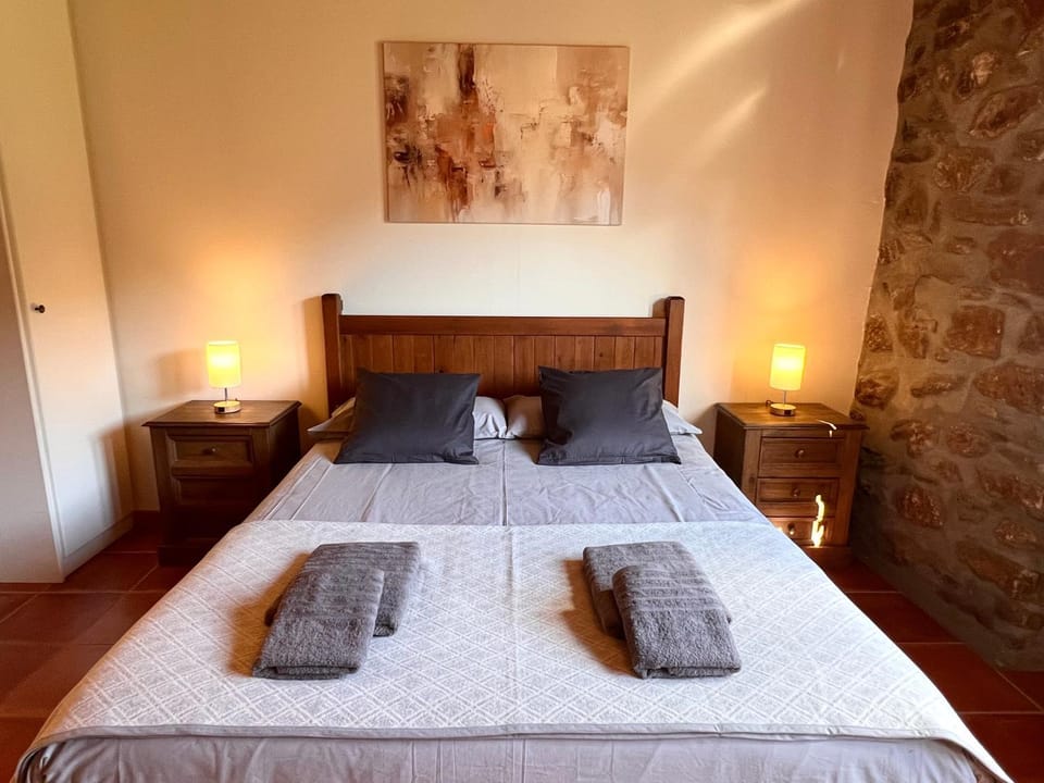 Bed, Photo of the whole room, Bedroom, towels