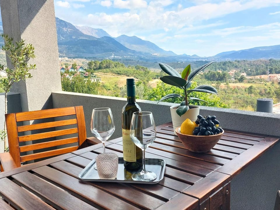 Spring, Day, Natural landscape, Summer, View (from property/room), Balcony/Terrace, Food and drinks, Dining area, Food, Mountain view, Drinks, Alcoholic drinks