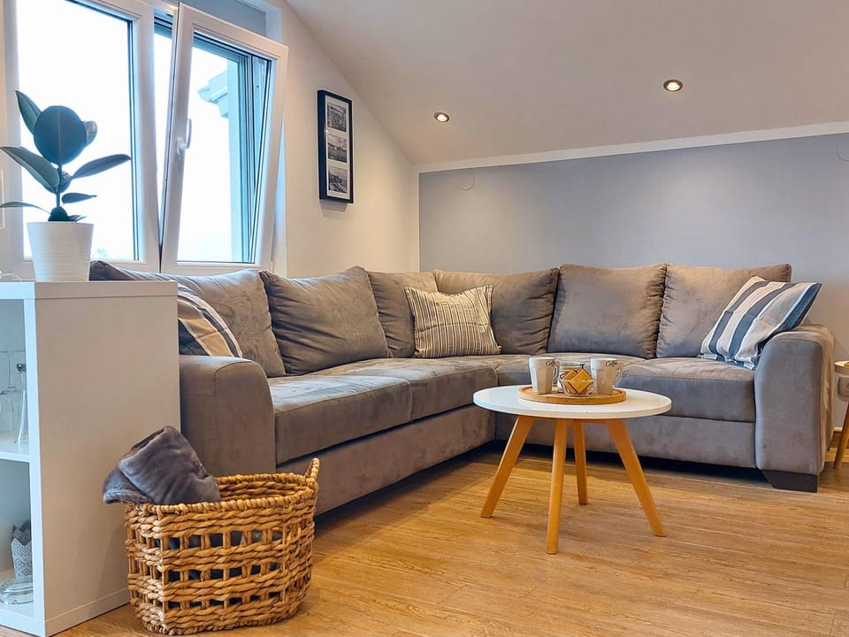 Living room, Decorative detail, Seating area