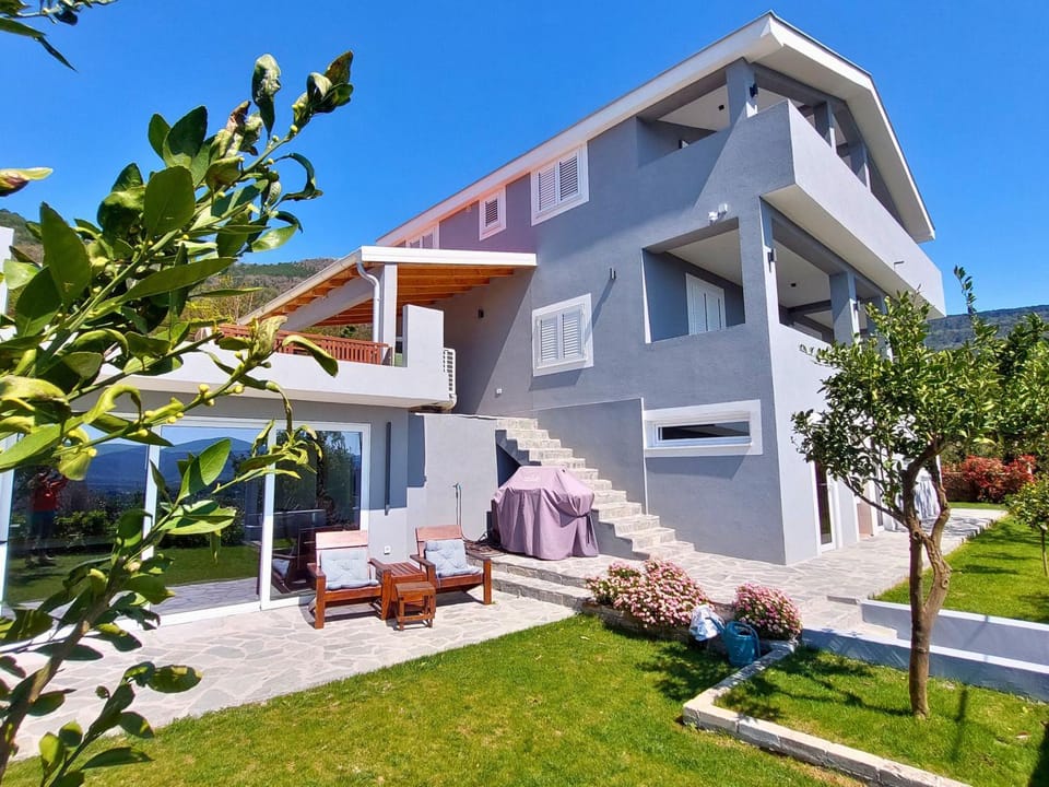 Property building, Patio, Day, Garden, sunbed