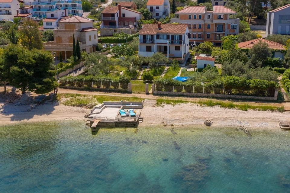 Beachfront Apartments Bed and Breakfast in Okrug Gornji