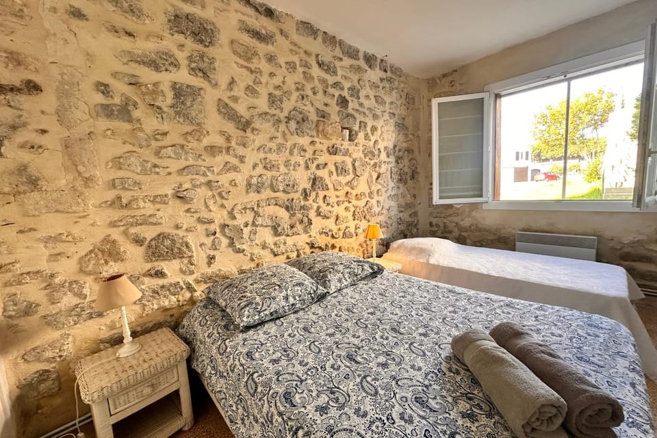 Bed, Photo of the whole room, Bedroom, towels