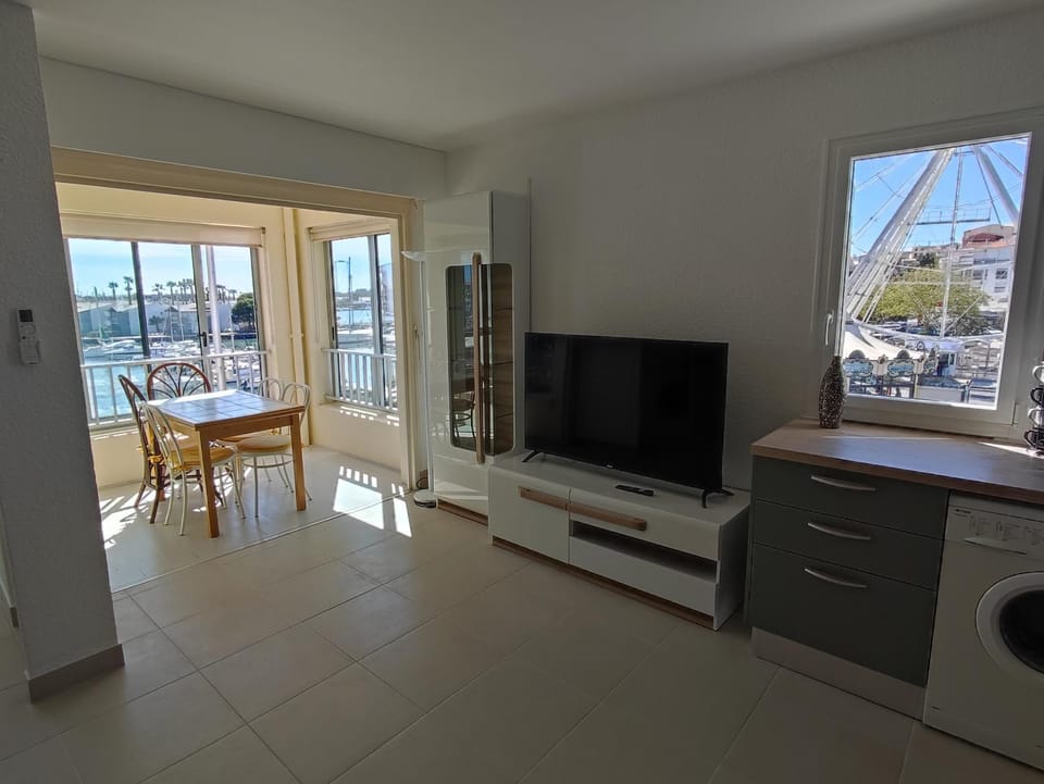Cap d'Agde F3 belle vue port avec Garage Piscine Climatisation Apartment in Agde