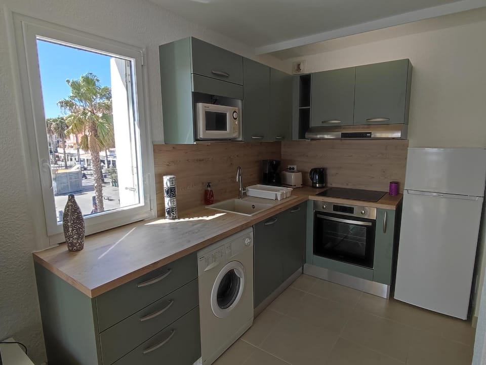 Cap d'Agde F3 belle vue port avec Garage Piscine Climatisation Apartment in Agde