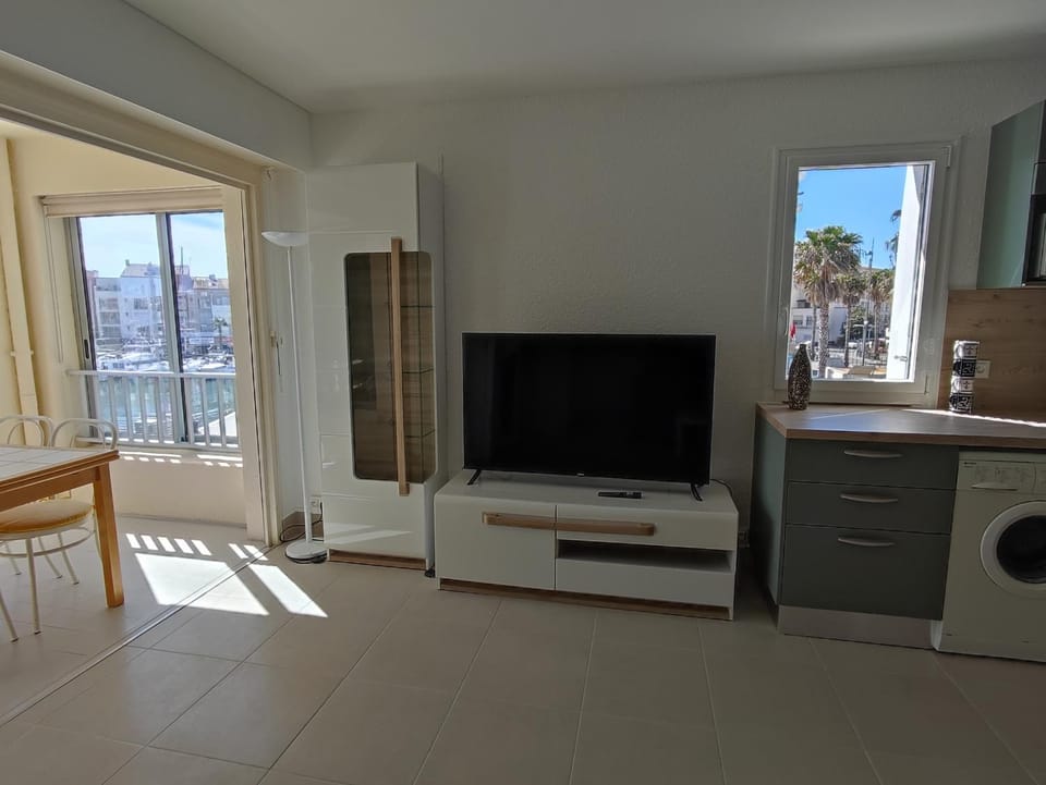Cap d'Agde F3 belle vue port avec Garage Piscine Climatisation Apartment in Agde