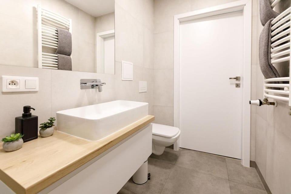 Shower, Toilet, Bathroom, Bath, towels