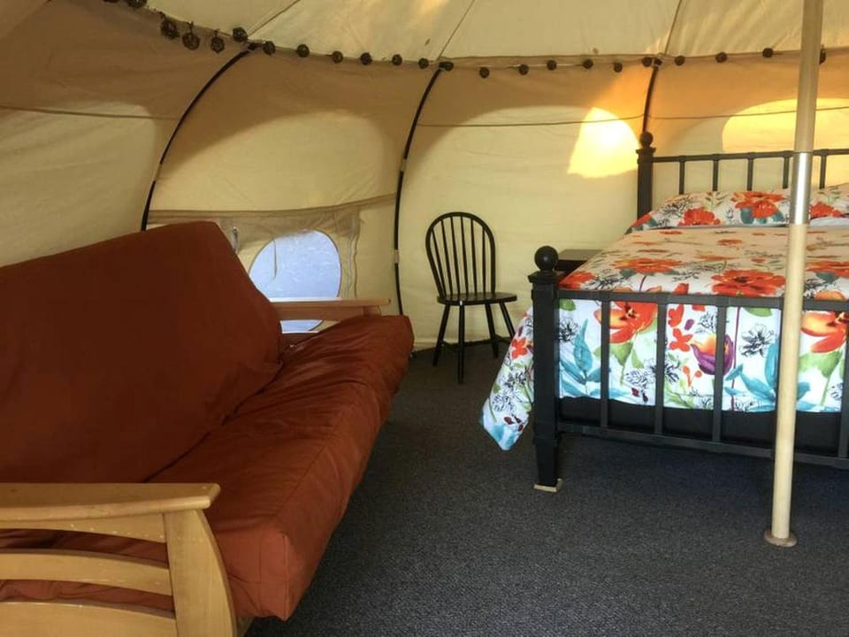 Bed, Seating area