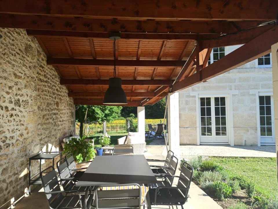 Property building, Patio, Garden, Balcony/Terrace, Dining area, Garden view