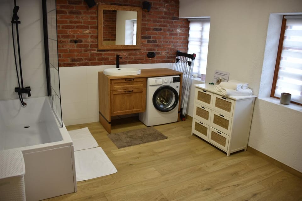 Bathroom, Bath, towels, washing machine, dryer
