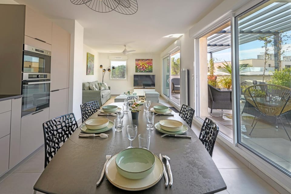 Kitchen or kitchenette, Dining area