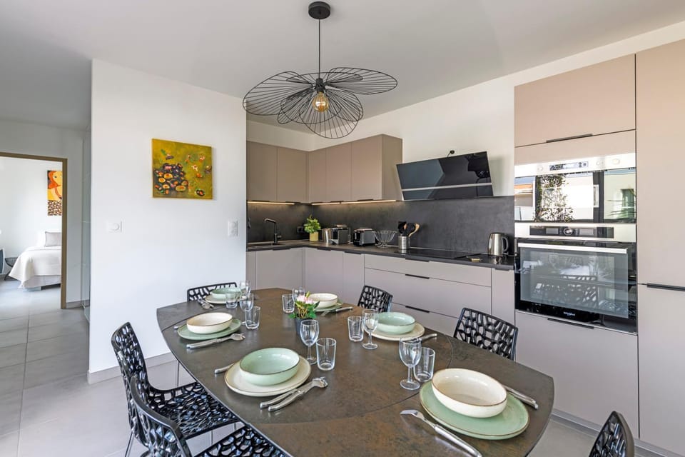 Kitchen or kitchenette, Dining area