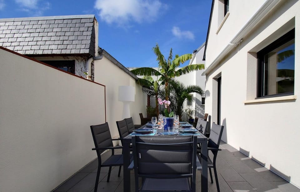 Property building, Balcony/Terrace, Living room