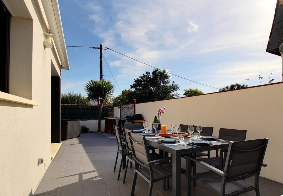 Property building, Balcony/Terrace, Living room